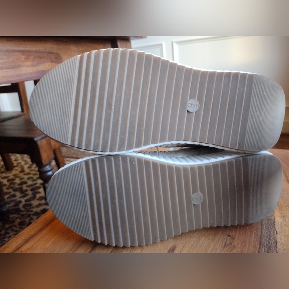 Universal Thread Gold Platform Sneakers Size 9 - Picture 7 of 10